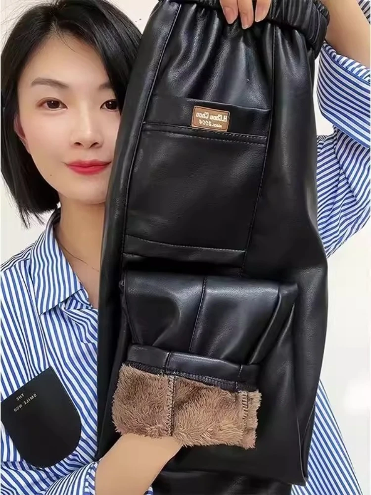 2025 черные кожаные брюки женские осень-зима новая мода с высокой талией однотонные повседневные брюки из искусственной кожи прямые брюки верхняя одежда 
2025 черные кожаные брюки женские осень-зима новая мода с высокой талией однотонные повседневные брюки из искусственной кожи прямые брюки верхняя одежда