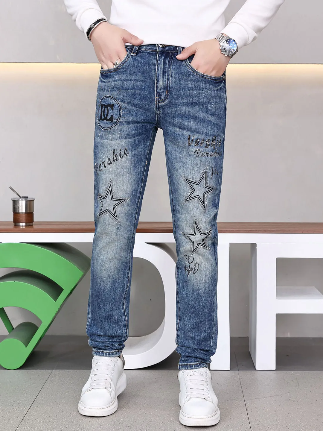 High-End Men's Ripped Denim Jeans Vintage Diamond Embellied American High Street Sle Spring Autumn Slim Fit Long Trousers
High-End Men's Ripped Denim Jeans Vintage Diamond Embellied American High Street Sle Spring Autumn Slim Fit Long Trousers