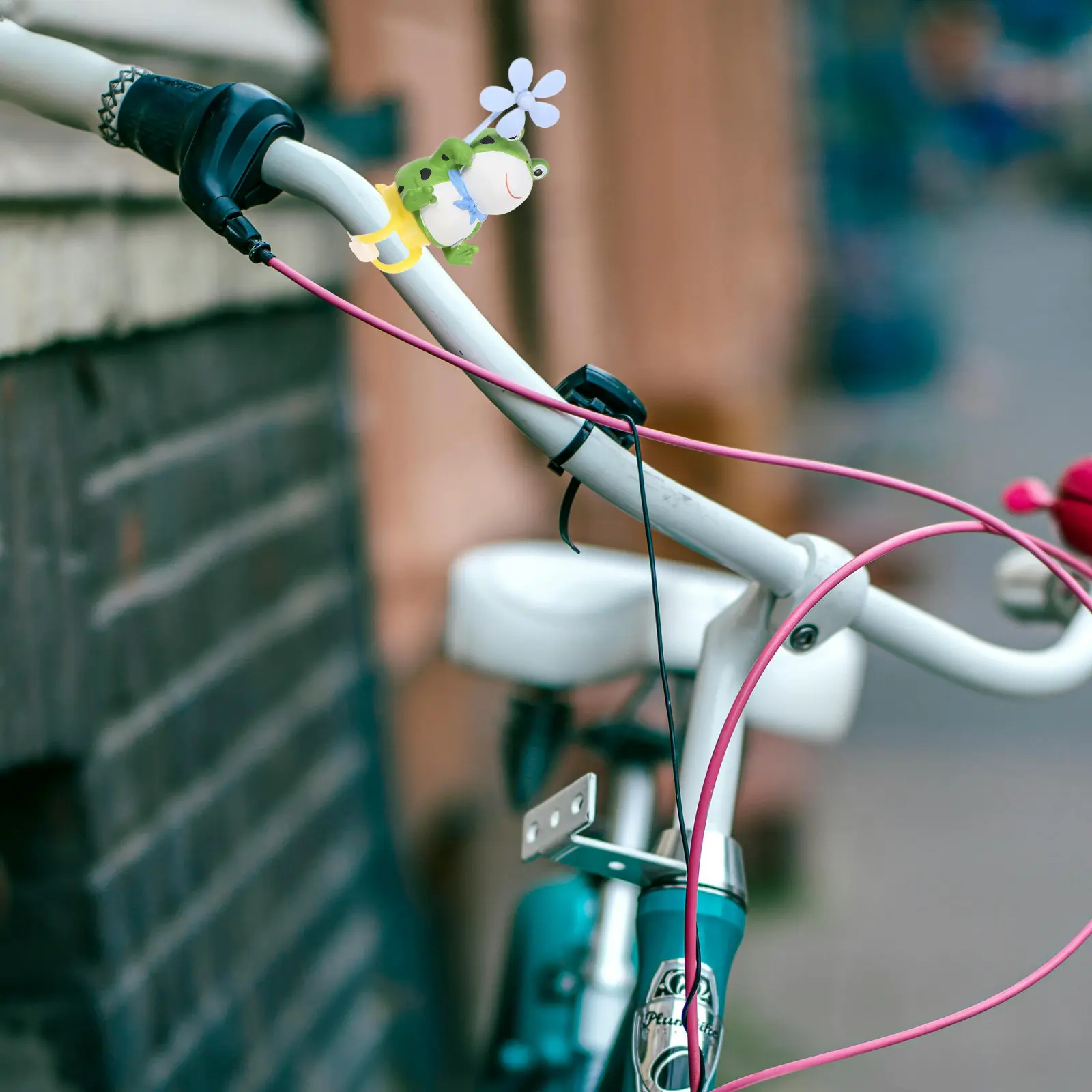 Electric Bike Handlebar Frog Propeller Decoration Bicycle Motorcycle Frog Ornament Windmill Spinning Handlebar Cute Cyclist
Electric Bike Handlebar Frog Propeller Decoration Bicycle Motorcycle Frog Ornament Windmill Spinning Handlebar Cute Cyclist