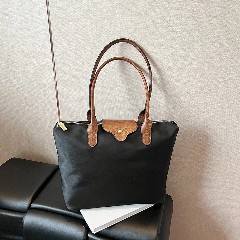 Ladies' fashionable and casual large capacity portable shoulder tote bag, versatile solid color commuting bag for travel
Ladies' fashionable and casual large capacity portable shoulder tote bag, versatile solid color commuting bag for travel