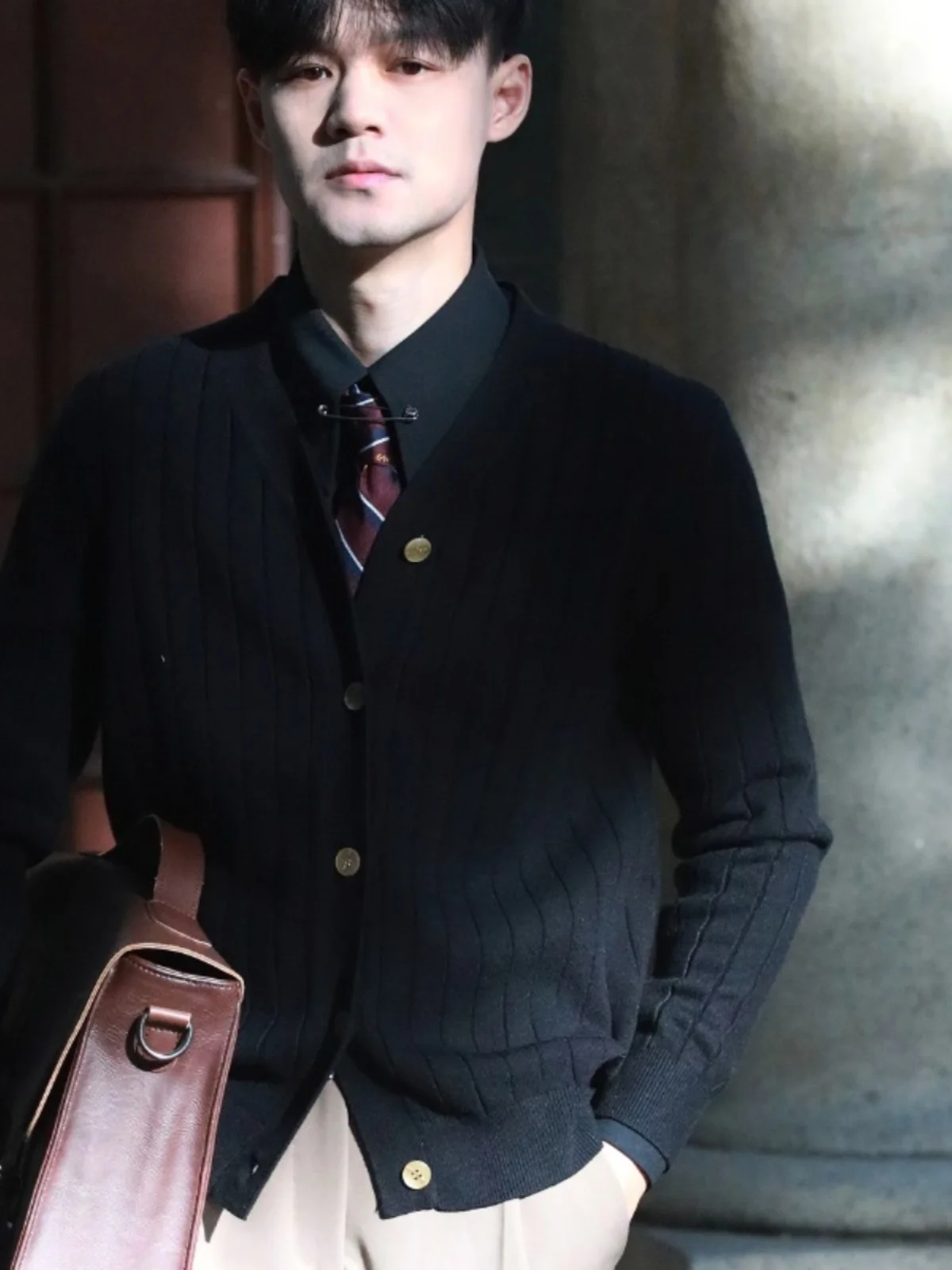 Мужской вязаный кардиган Briti Gentleman в корейском стиле, с V-образным вырезом, в полоску, приталенный, с длинными рукавами, для повседневного и делового образа
Мужской вязаный кардиган Briti Gentleman в корейском стиле, с V-образным вырезом, в полоску, приталенный, с длинными рукавами, для повседневного и делового образа