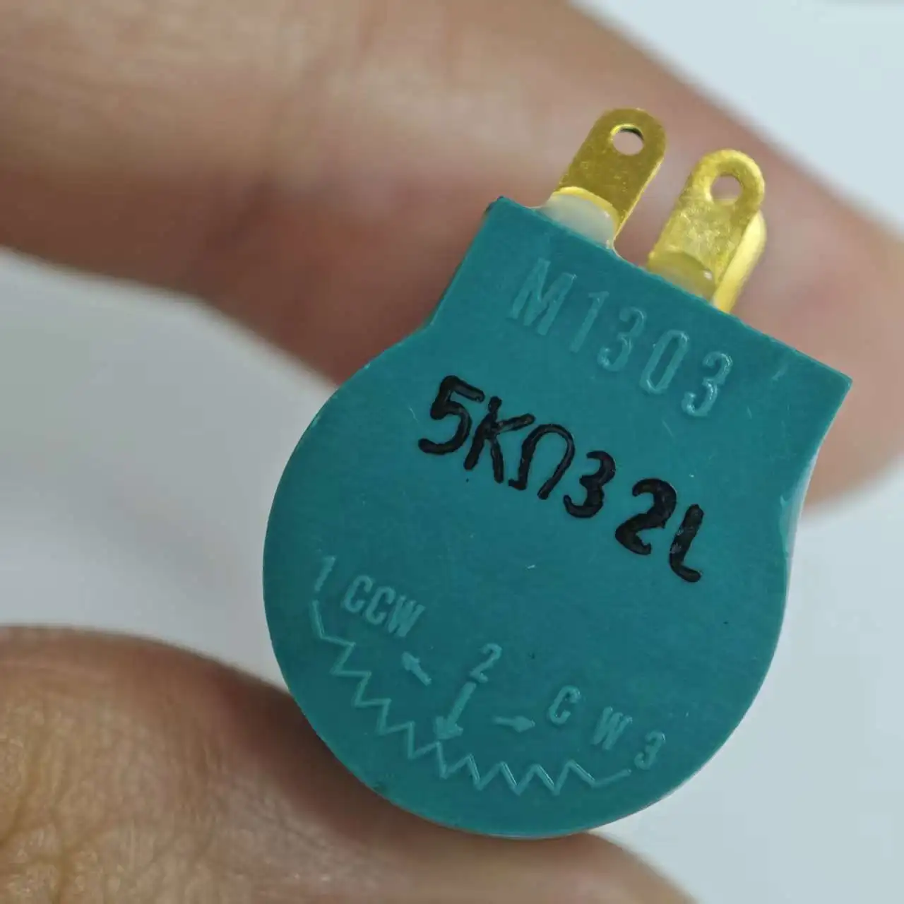 Потенциометр M1303-5K по хорошей цене для деталей печатной машины Ryobi Akiyama, потенциометр копия 
Потенциометр M1303-5K по хорошей цене для деталей печатной машины Ryobi Akiyama, потенциометр копия