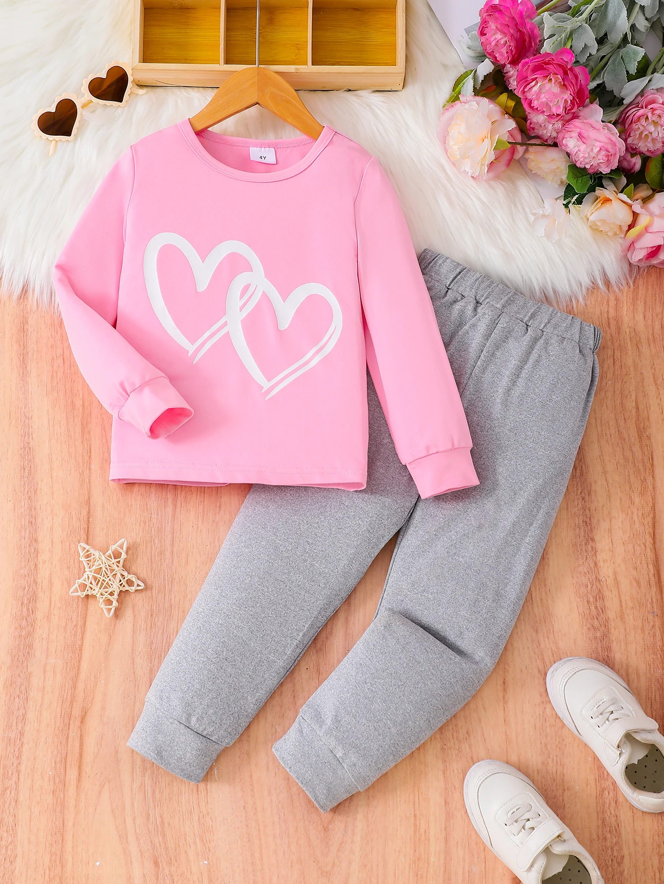 Autumn girls' round neck pullover with heart-shaped printed long sleeves and gray casual pants set
Autumn girls' round neck pullover with heart-shaped printed long sleeves and gray casual pants set