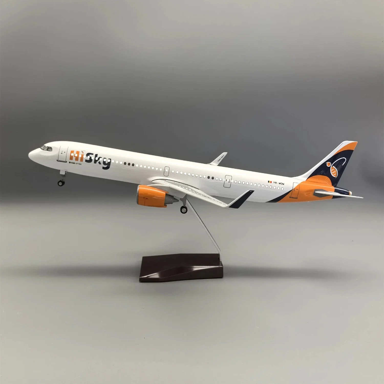 44cm 1:100 Scale Collectible Plane A321neo HiSky Europ Airlines A321 toys plane Model Resin Aircraft Model With LED Airplane
44cm 1:100 Scale Collectible Plane A321neo HiSky Europ Airlines A321 toys plane Model Resin Aircraft Model With LED Airplane