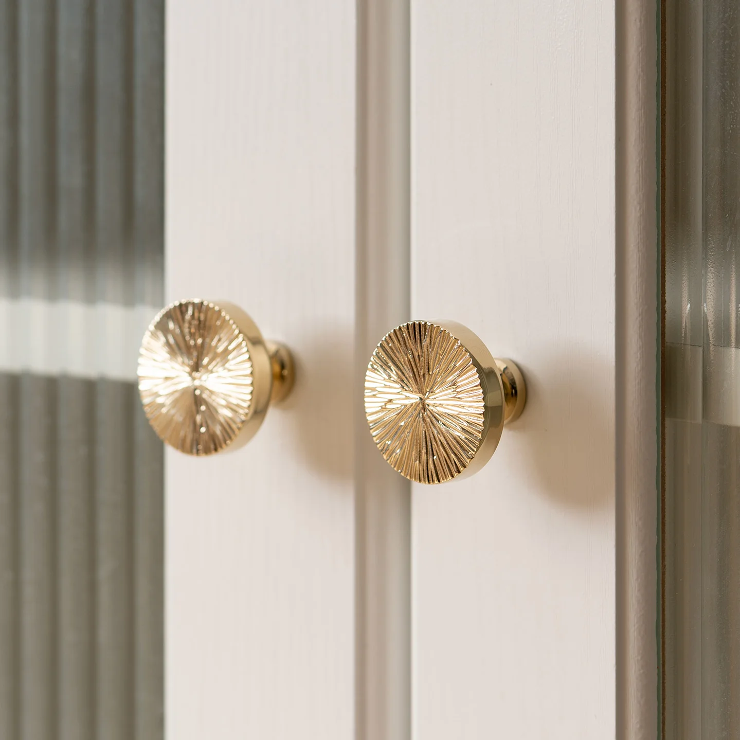 SAILANKA Solid Brass Modern Minimalist Furniture Handle Zirconium Gold-Plated Cabinet Door Knob Single-Hole Design Round Knob
SAILANKA Solid Brass Modern Minimalist Furniture Handle Zirconium Gold-Plated Cabinet Door Knob Single-Hole Design Round Knob