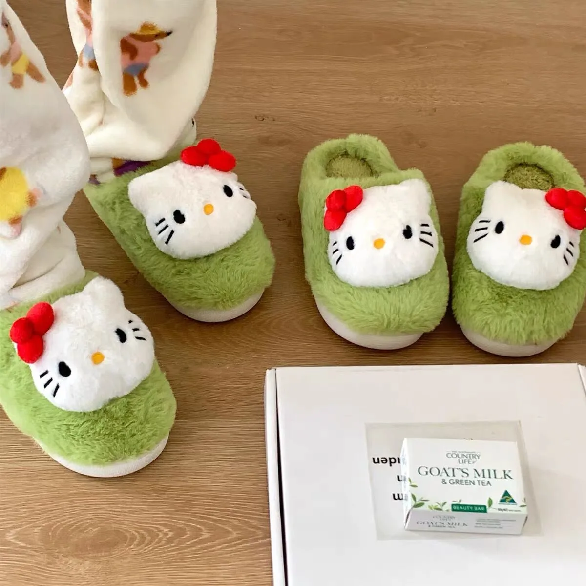 Плюшевые тапочки Hello Kitty Sanrio, милые студенческие осенне-зимние тапочки для спальни с мягкой подкладкой, обувь для взрослых, рождественская обувь для девочек
Плюшевые тапочки Hello Kitty Sanrio, милые студенческие осенне-зимние тапочки для спальни с мягкой подкладкой, обувь для взрослых, рождественская обувь для девочек