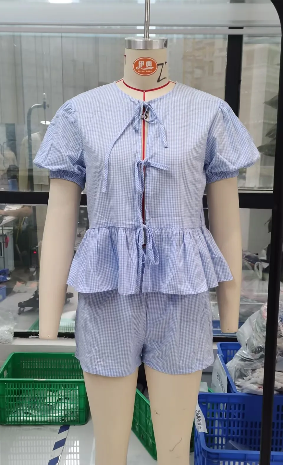 Women’s Casual 2 Piece Outfits Puff Sleeve Tie Knot Front Plaid Ruffled Shirt Tops and Shorts Set Summer Loungewear Streetwear
Women’s Casual 2 Piece Outfits Puff Sleeve Tie Knot Front Plaid Ruffled Shirt Tops and Shorts Set Summer Loungewear Streetwear