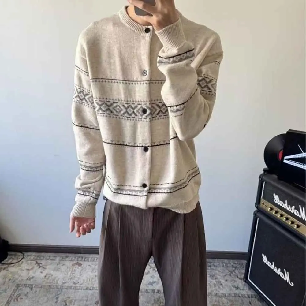 Новый зимний мужской жаккардовый свитер с длинными рукавами, кардиган, американский ретро-модный тренд, простые повседневные уличные свободные нишевые мужские топы
Новый зимний мужской жаккардовый свитер с длинными рукавами, кардиган, американский ретро-модный тренд, простые повседневные уличные свободные нишевые мужские топы