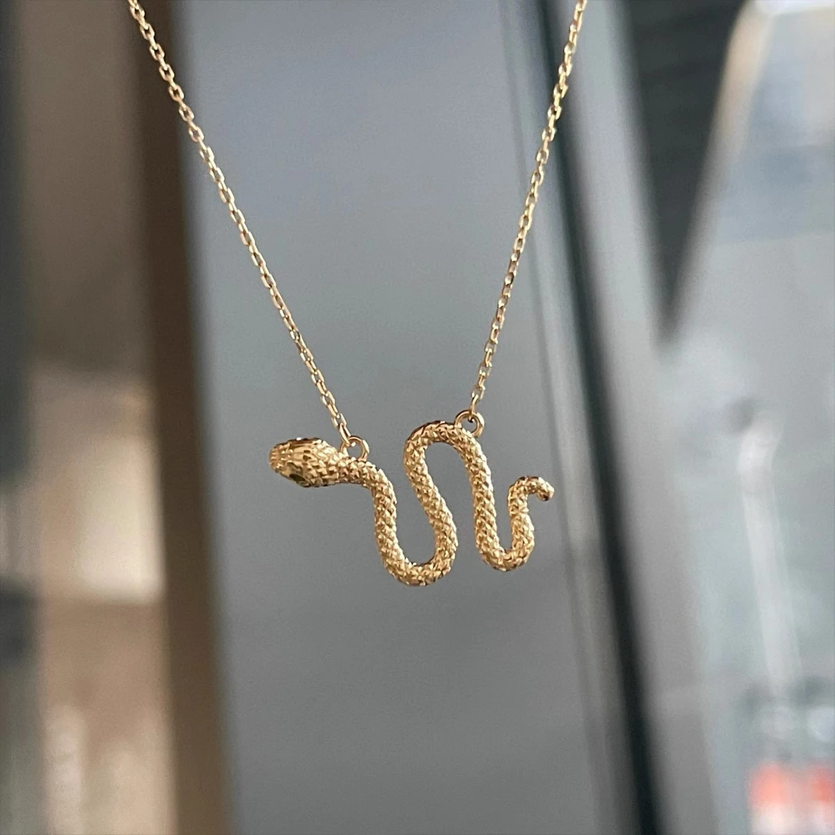 Solid silver S925 women's jewelry snake shaped design necklace to celebrate luxury party occasions, worn as a gift
Solid silver S925 women's jewelry snake shaped design necklace to celebrate luxury party occasions, worn as a gift