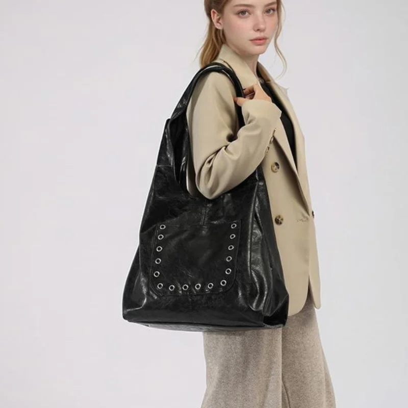 Soft Leather Rivet Women's Shoulder Bag New Large Capacity Luxury Fashion Tote Bag Brand Black Rivet Korea High-end Shopping Bag
Soft Leather Rivet Women's Shoulder Bag New Large Capacity Luxury Fashion Tote Bag Brand Black Rivet Korea High-end Shopping Bag