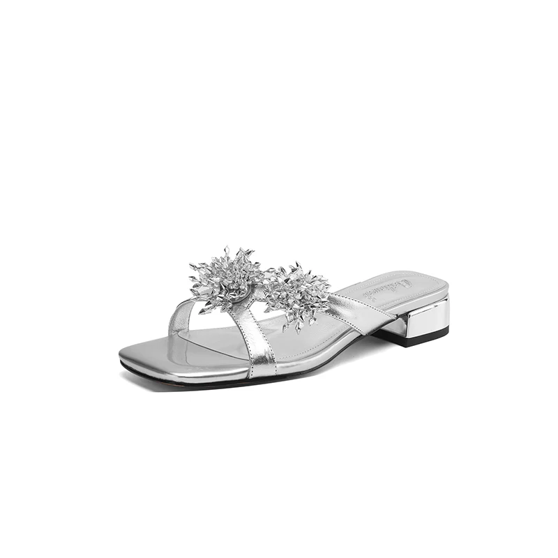 Элегантные шлепанцы на массивном каблуке 2,5/6,5 см с открытым носком и открытой спиной, шелковая и натуральная коровья кожа, резиновая подошва с цветочным принтом, черный, серебристый цвет 
Элегантные шлепанцы на массивном каблуке 2,5/6,5 см с открытым носком и открытой спиной, шелковая и натуральная коровья кожа, резиновая подошва с цветочным принтом, черный, серебристый цвет