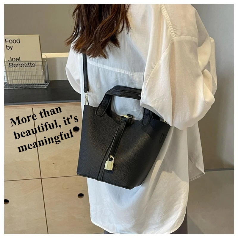 Новинка 2024 года, сумка-ведро, повседневная женская сумка-тоут, уникальный дизайн, стильная модная сумка на плечо большой вместимости для женщин
Новинка 2024 года, сумка-ведро, повседневная женская сумка-тоут, уникальный дизайн, стильная модная сумка на плечо большой вместимости для женщин