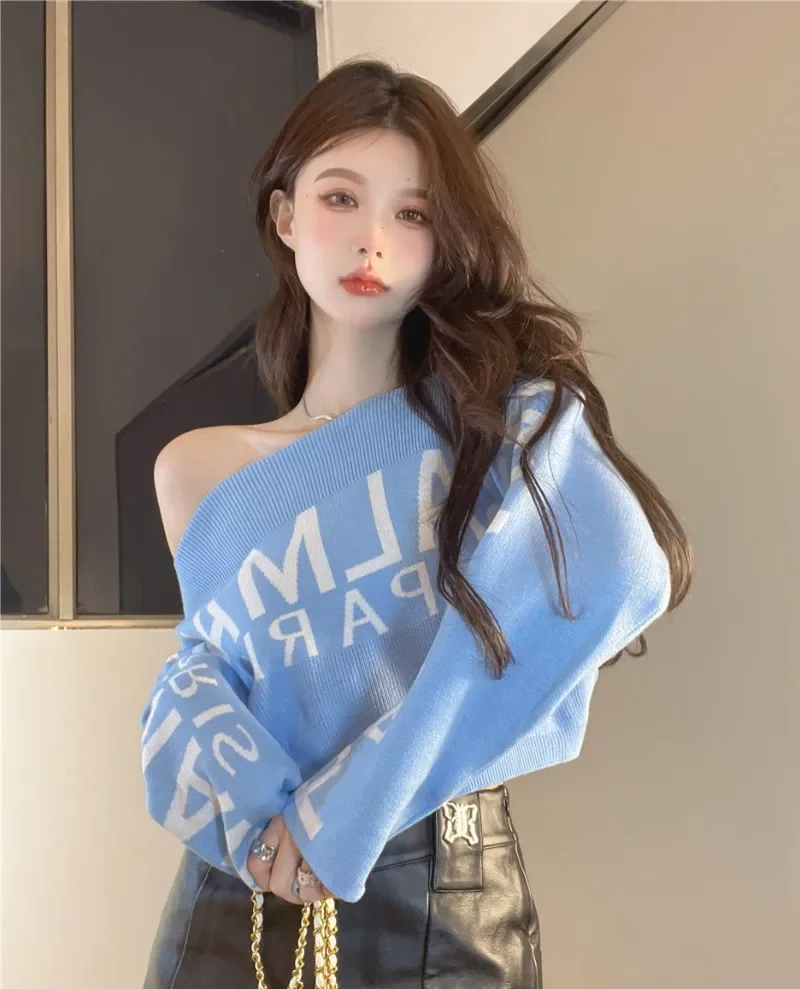 New Design Niche One Off Shoulder Short Sweater Loose Knit Long Sleeved Top Blue Letter Sweaters
New Design Niche One Off Shoulder Short Sweater Loose Knit Long Sleeved Top Blue Letter Sweaters