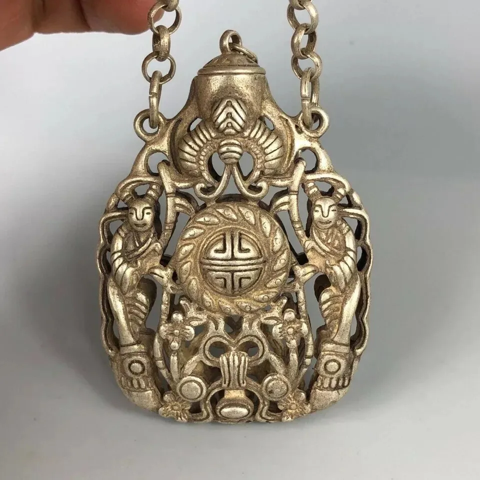 Chinese Old Tibet Silver Handcarved Flowers Spice Box snuff snuff bottle
Chinese Old Tibet Silver Handcarved Flowers Spice Box snuff snuff bottle