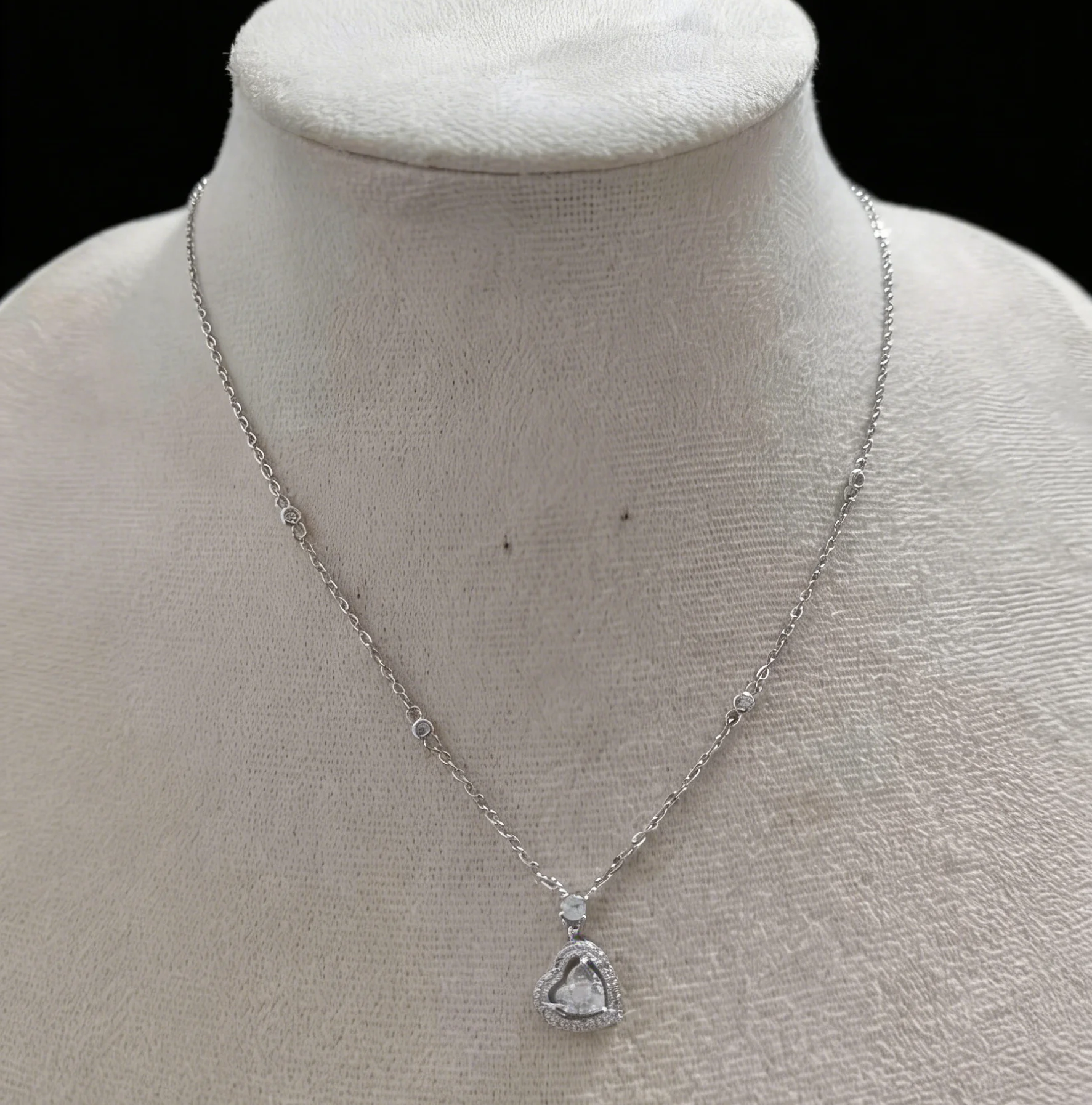 925 Sterling Silver Heart Necklace with Zircon, Minimalist Luxury Design, Hypoallergenic & Skin-Friendly, Ideal Gift for Girlfri
925 Sterling Silver Heart Necklace with Zircon, Minimalist Luxury Design, Hypoallergenic & Skin-Friendly, Ideal Gift for Girlfri