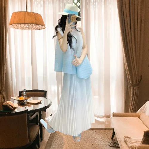 Miyake Summer New Pleats Sleeveless Top Pleated Blue Gradual Change Wear Fashion Plisse Loose Skirt Plus Size Pleated Suit
Miyake Summer New Pleats Sleeveless Top Pleated Blue Gradual Change Wear Fashion Plisse Loose Skirt Plus Size Pleated Suit