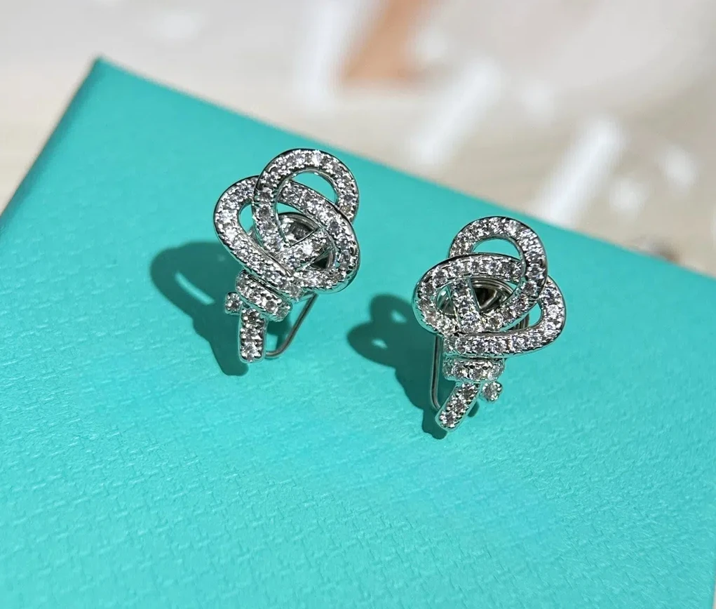 High-end jewelry with diamond earrings knotted key earrings full of diamonds light luxury 925 silver female gifts for people
High-end jewelry with diamond earrings knotted key earrings full of diamonds light luxury 925 silver female gifts for people