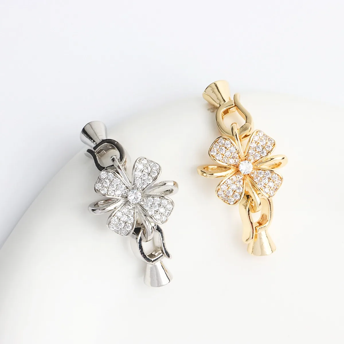 18K Real Gold Plated Micro-inlaid Flower Connection Buckle Petal Necklace Bracelet Button Head DIY Jewelry Accessories
18K Real Gold Plated Micro-inlaid Flower Connection Buckle Petal Necklace Bracelet Button Head DIY Jewelry Accessories