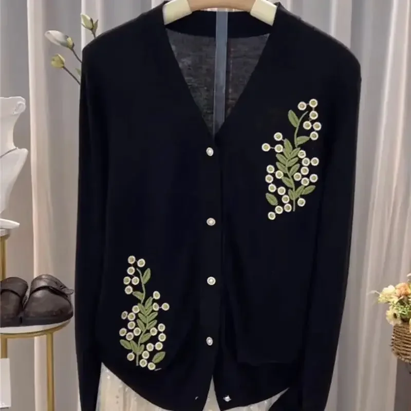 Fashion Embroidery Knit Cardigan Women French V-neck Pearl Button Wool Cashmere Sweater Autumn Winter Women's Clothing
Fashion Embroidery Knit Cardigan Women French V-neck Pearl Button Wool Cashmere Sweater Autumn Winter Women's Clothing
