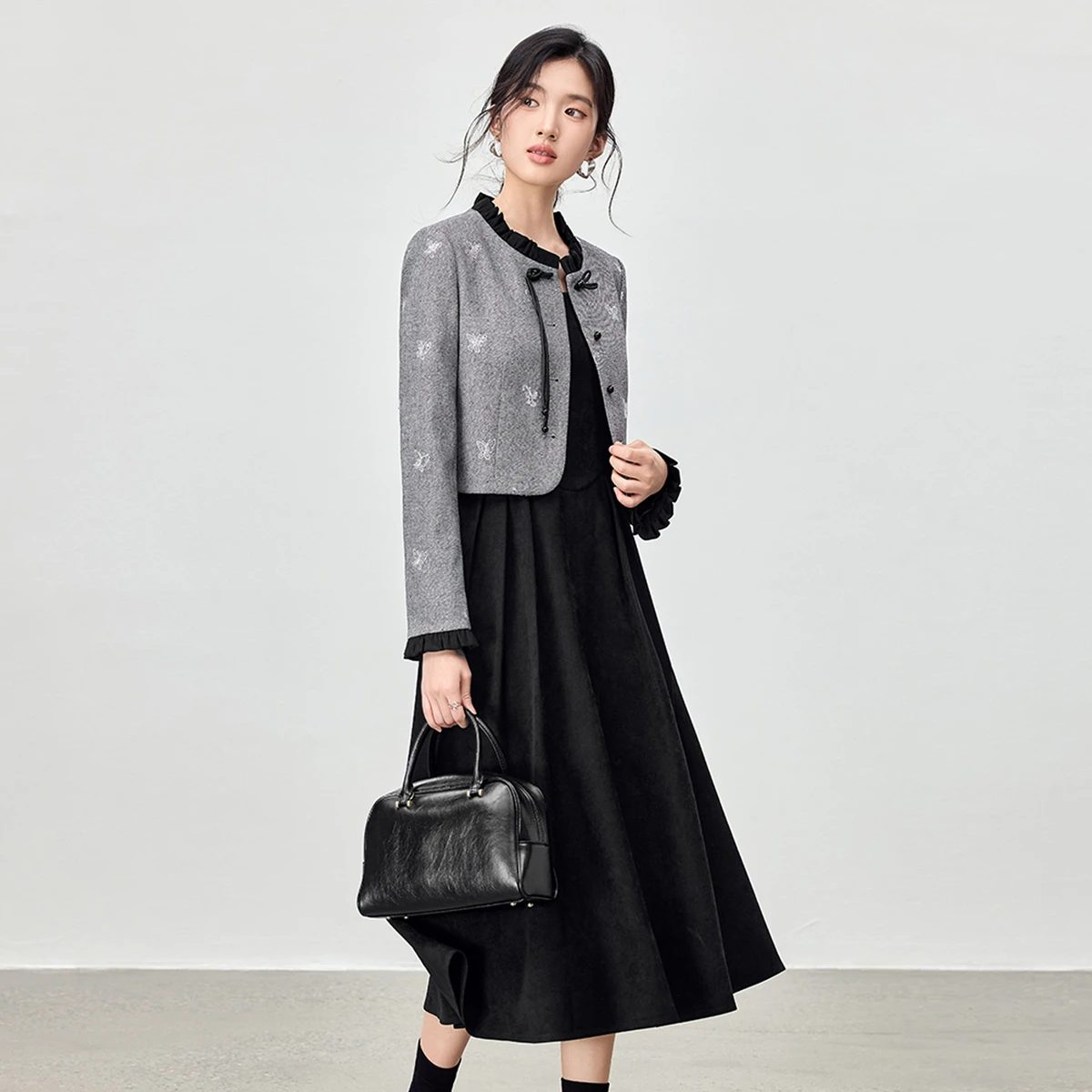 SENTUBILA Women's Black 2 Piece Set 2026 Autumn Chinese Style Embroidery Coat Ruffled Edge Stand Collar A-Line Dress Q53ZB3568
SENTUBILA Women's Black 2 Piece Set 2026 Autumn Chinese Style Embroidery Coat Ruffled Edge Stand Collar A-Line Dress Q53ZB3568