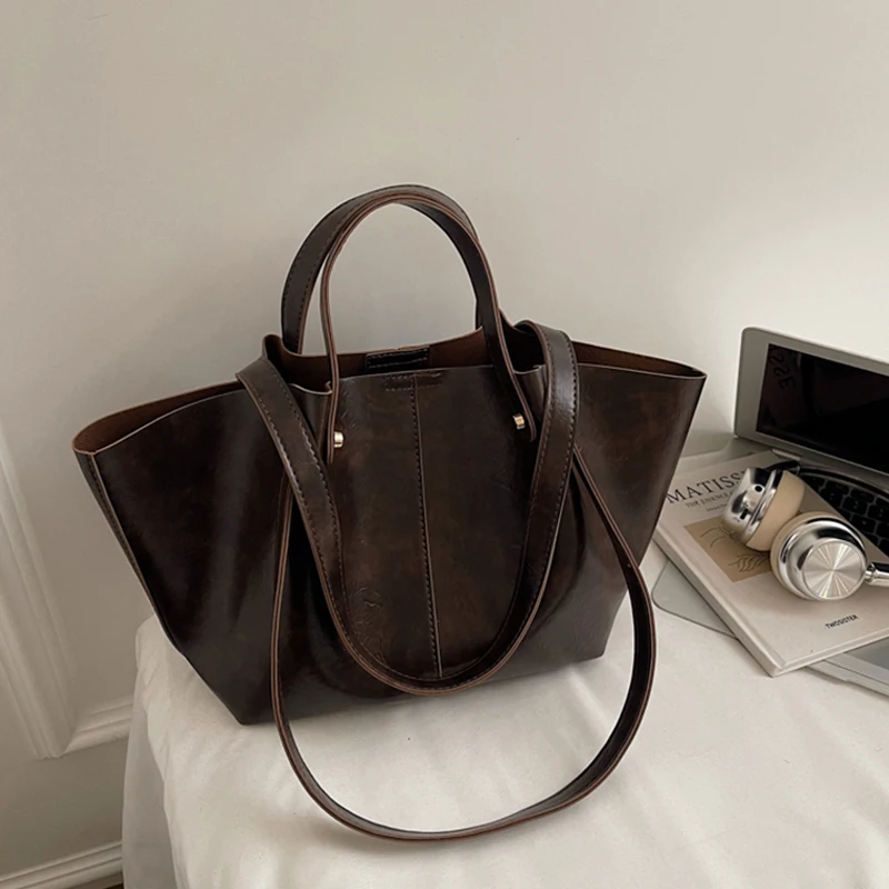 Женская модная нишевая сумка с крыльями, коричневая винтажная большая сумка-тоут, корейская простая и повседневная высококачественная сумка с магнитной застежкой
Женская модная нишевая сумка с крыльями, коричневая винтажная большая сумка-тоут, корейская простая и повседневная высококачественная сумка с магнитной застежкой