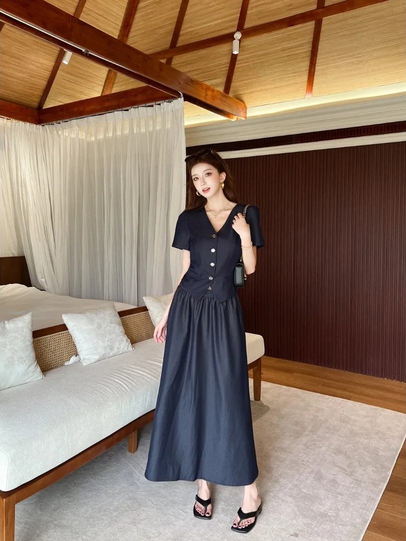 Casual Vacation Outfit Women's Denim Look Short Sleeve V-Neck Top A-Line Skirt Waist-Cinching Slimming Two-Piece Set Summer
Casual Vacation Outfit Women's Denim Look Short Sleeve V-Neck Top A-Line Skirt Waist-Cinching Slimming Two-Piece Set Summer