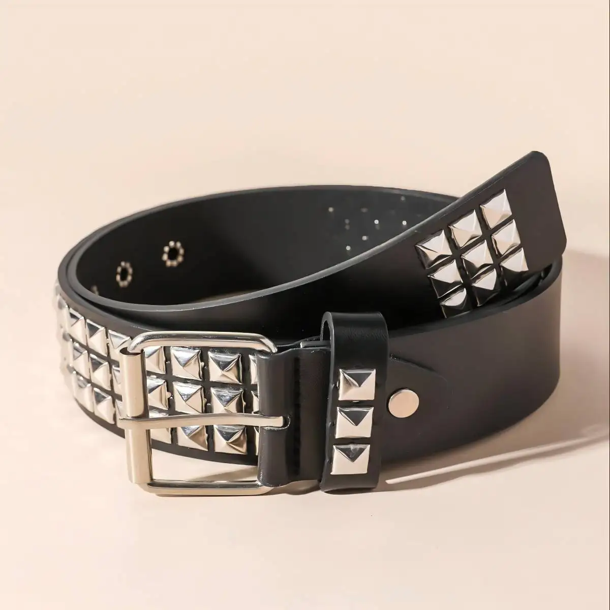 New Vintage-style Belt with Square Beads and Rivets, Metal Pyramid-shaped Belt. Unisex Punk-style Belt with Five-bull Design, Su
New Vintage-style Belt with Square Beads and Rivets, Metal Pyramid-shaped Belt. Unisex Punk-style Belt with Five-bull Design, Su