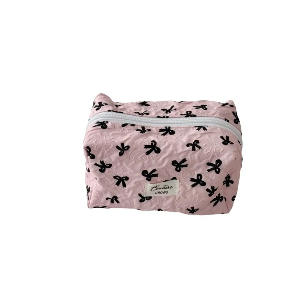 Large Capacity Bow Makeup Bag Square Shape Zipper Closure Cosmetic Storage Bag Bow Print Portable Design Cosmetic Case
Large Capacity Bow Makeup Bag Square Shape Zipper Closure Cosmetic Storage Bag Bow Print Portable Design Cosmetic Case