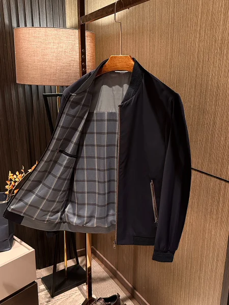 Классическая итальянская водонепроницаемая ветрозащитная мужская однотонная универсальная куртка с бейсбольным воротником, верхняя одежда, повседневная деловая одежда
Классическая итальянская водонепроницаемая ветрозащитная мужская однотонная универсальная куртка с бейсбольным воротником, верхняя одежда, повседневная деловая одежда