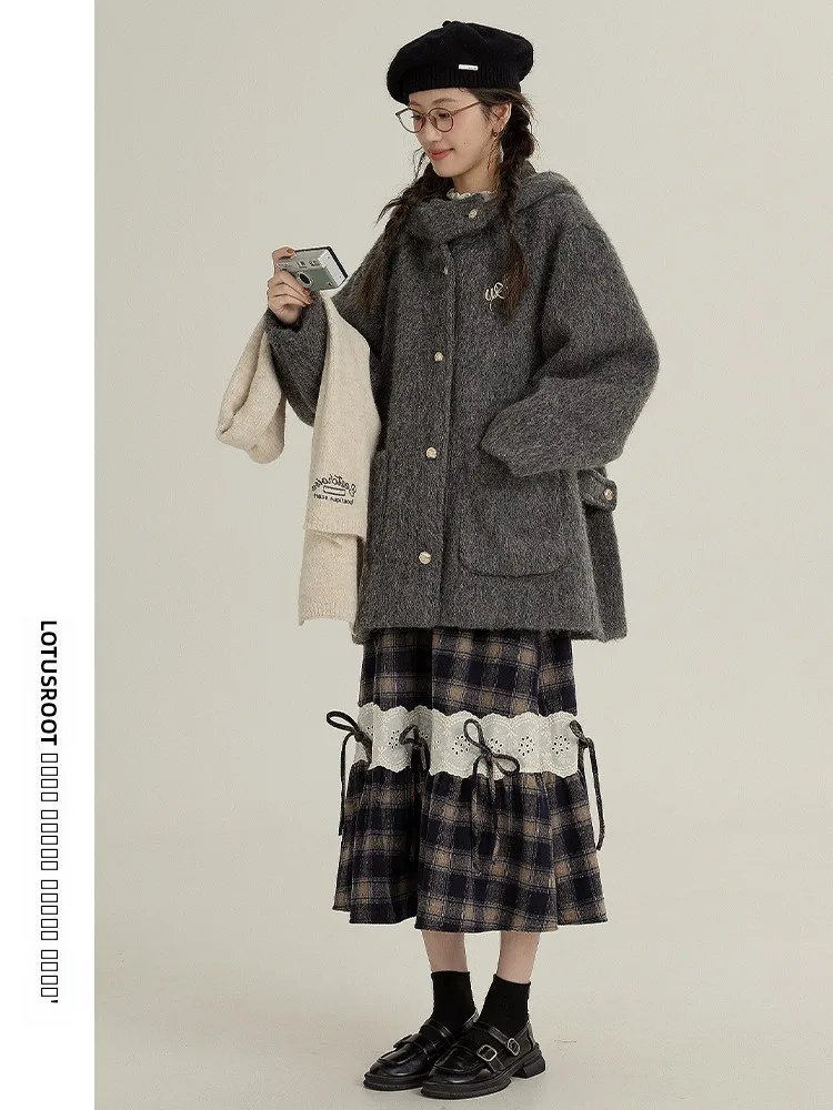 Новое зимнее женское шерстяное пальто Tee-Inch Lotus 2025 с капюшоном, корейский стиль, прямой крой, для повседневной носки, теплое, модное, из смесового полиэстера
Новое зимнее женское шерстяное пальто Tee-Inch Lotus 2025 с капюшоном, корейский стиль, прямой крой, для повседневной носки, теплое, модное, из смесового полиэстера