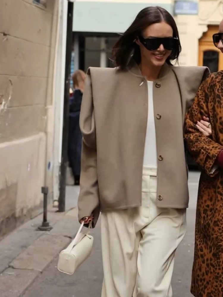 Женское шикарное серое однобортное однотонное пальто с воротником-стойкой и подплечниками, дизайнерское однобортное пальто с длинными рукавами, модные пригородные пальто
Женское шикарное серое однобортное однотонное пальто с воротником-стойкой и подплечниками, дизайнерское однобортное пальто с длинными рукавами, модные пригородные пальто