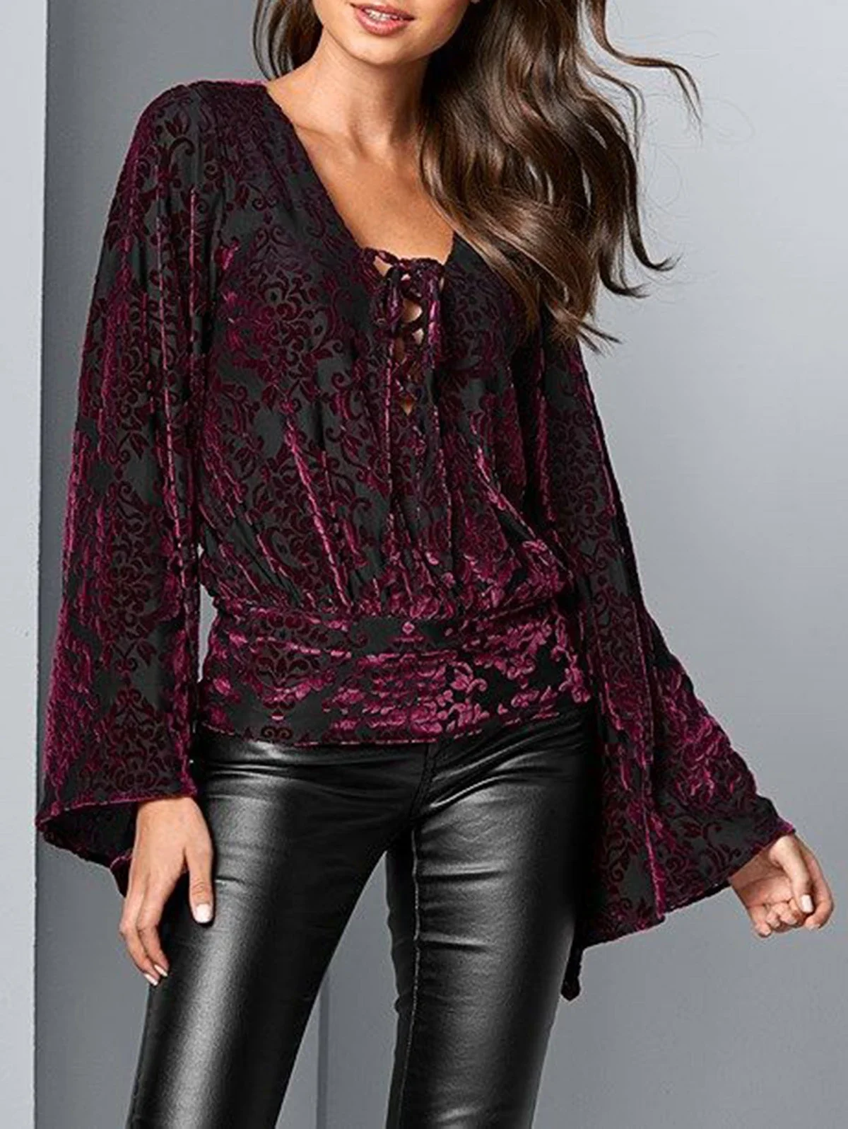 Women Flare Sleeve Velvet T shirt Lace Up Ethnic Vintage Floral V-Neck Blouse Tops Harajuku Casual Retro Autumn Tee Tops 2024
Women Flare Sleeve Velvet T shirt Lace Up Ethnic Vintage Floral V-Neck Blouse Tops Harajuku Casual Retro Autumn Tee Tops 2024