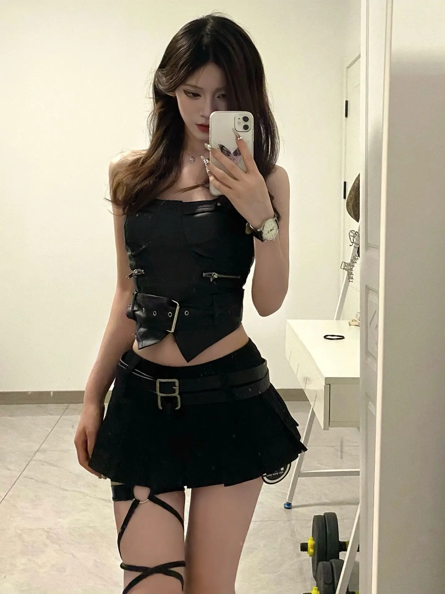 Сексуальный укороченный топ и юбка из искусственной кожи в стиле ретро для женщин с двойными поясами, плиссированная юбка, комплект из двух предметов на осень 
Сексуальный укороченный топ и юбка из искусственной кожи в стиле ретро для женщин с двойными поясами, плиссированная юбка, комплект из двух предметов на осень