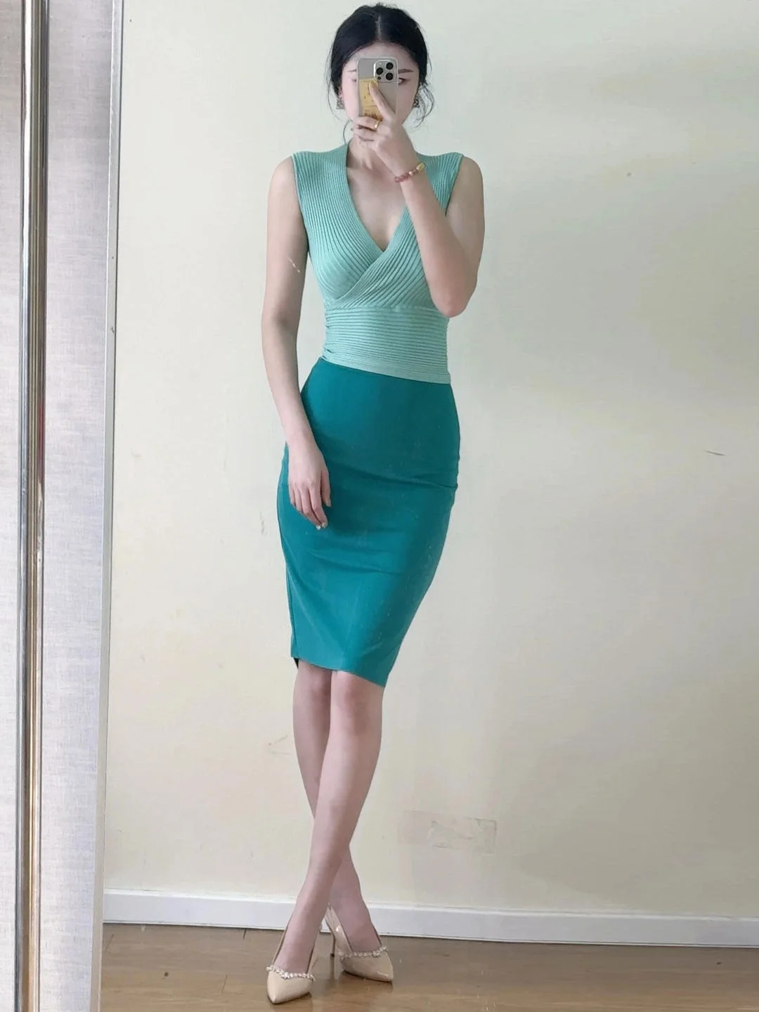 Elegant Spicy Girl Vest Top Women's Fashion Set Summer New Style Slim Fit Half Skirt Stylish Ensemble High Waist Pure Color
Elegant Spicy Girl Vest Top Women's Fashion Set Summer New Style Slim Fit Half Skirt Stylish Ensemble High Waist Pure Color