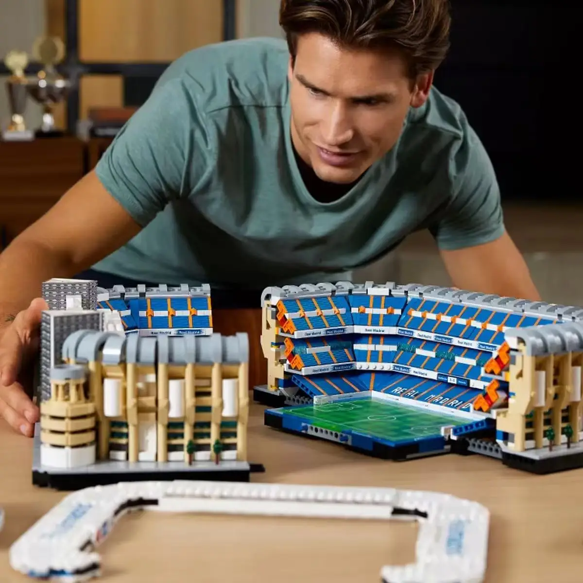 5876pcs Ideas Famous Santiago Bernabeu Stadium MOC-Bricks Modular Landmark Model Building Block Toy Birthday Party Gifts
5876pcs Ideas Famous Santiago Bernabeu Stadium MOC-Bricks Modular Landmark Model Building Block Toy Birthday Party Gifts