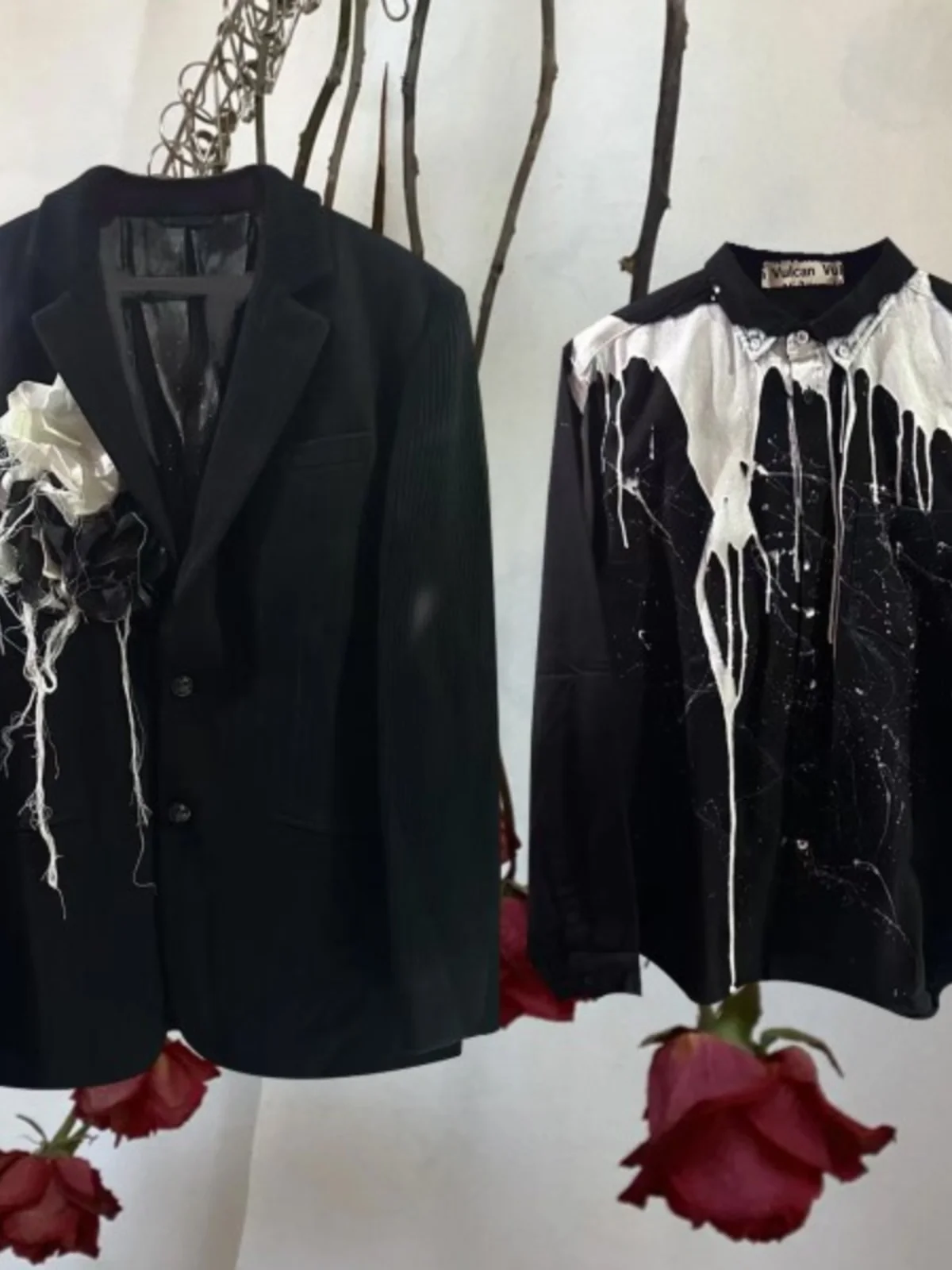 Костюм-двойка: удлиненный пиджак и брюки, повседневный, с принтом, из шерсти, асимметричный, с растительным узором...
Костюм-двойка: удлиненный пиджак и брюки, повседневный, с принтом, из шерсти, асимметричный, с растительным узором...