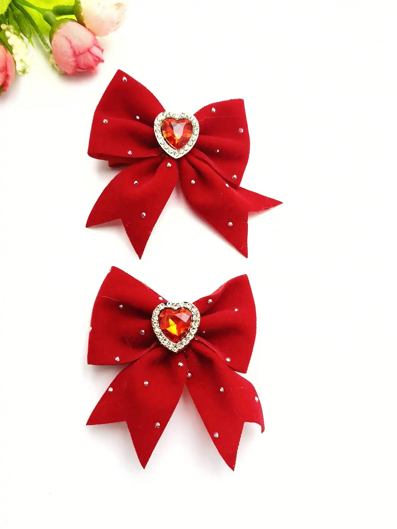 2 шт. заколки для волос для девочек, с декором в виде сердечек, жемчуга, страз и бантиков, на боковую часть волос, тип «крокодил»
2 шт. заколки для волос для девочек, с декором в виде сердечек, жемчуга, страз и бантиков, на боковую часть волос, тип «крокодил»