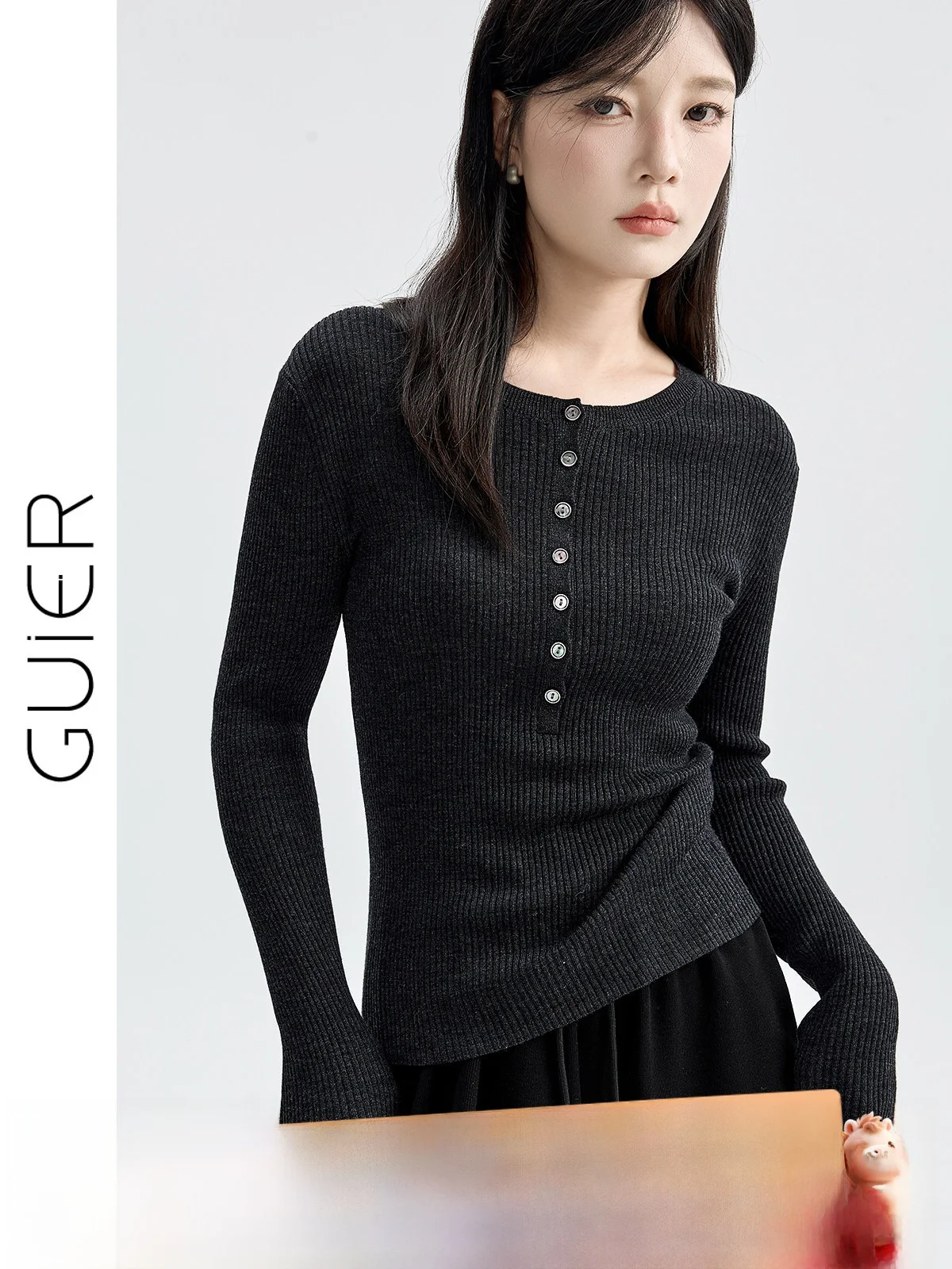 Черный шерстяной вязаный облегающий топ для женщин Guier, фирменный модный дизайн, осенний сезон, длинный круглый пуловер со светом Ne
Черный шерстяной вязаный облегающий топ для женщин Guier, фирменный модный дизайн, осенний сезон, длинный круглый пуловер со светом Ne