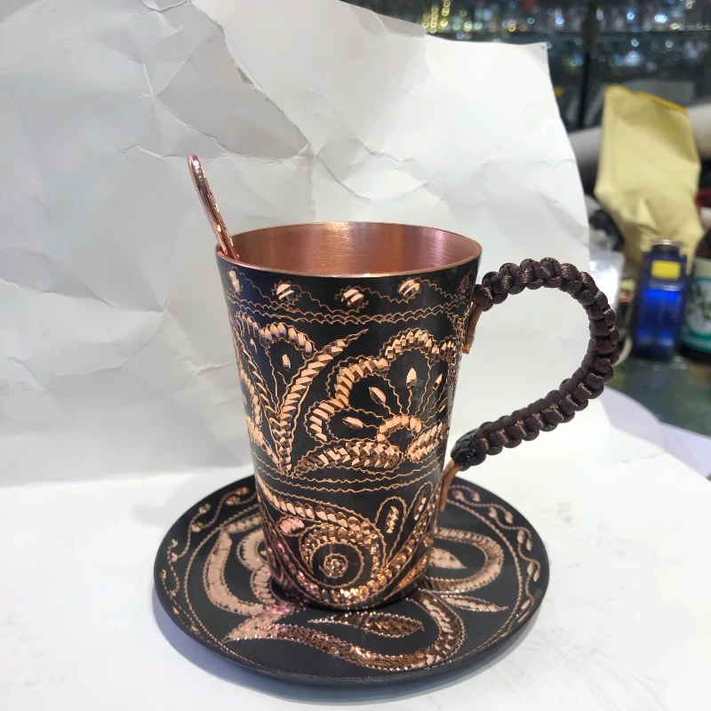 Набор кофейных чашек ручной работы подарят.
Набор кофейных чашек ручной работы подарят.