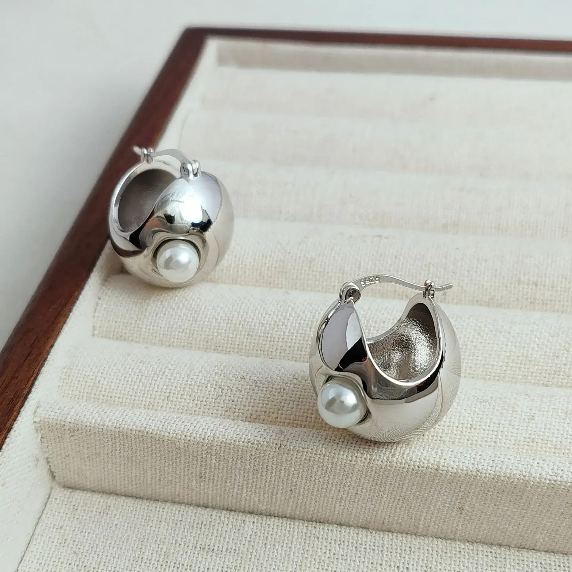 French Exaggeration Earrings High-end Sense Shell Pearl Earrings Women Niche Design Sense Fashion Hoop Earrings Jewelry Gift
French Exaggeration Earrings High-end Sense Shell Pearl Earrings Women Niche Design Sense Fashion Hoop Earrings Jewelry Gift