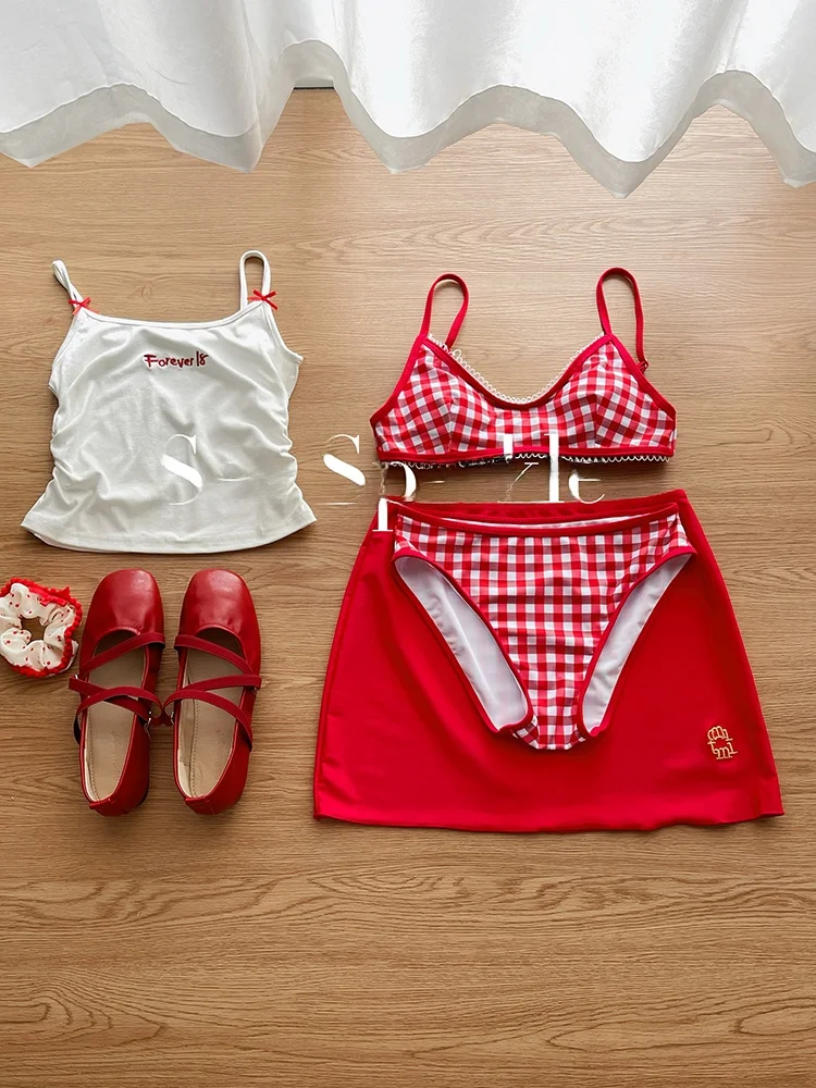 Комплект из четырех предметов Sea Sparkle American Sweetheart: красное бикини для островного отдыха, термальных спа-салонов, белый, подчеркивающий фигуру женский купальник
Комплект из четырех предметов Sea Sparkle American Sweetheart: красное бикини для островного отдыха, термальных спа-салонов, белый, подчеркивающий фигуру женский купальник