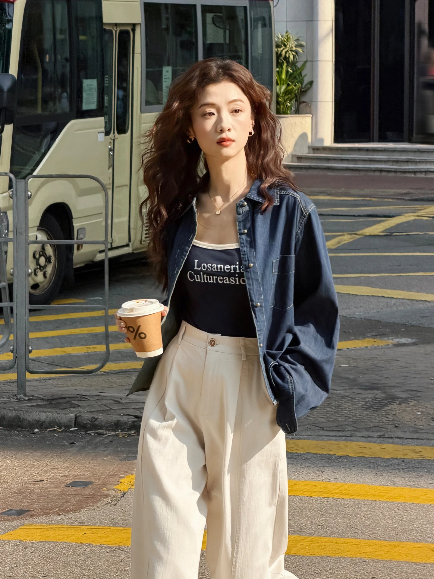 Ретро-куртка из темно-синего денима в гонконгском стиле, повседневная свободная верхняя одежда с отложным воротником, модная универсальная весенняя одежда
Ретро-куртка из темно-синего денима в гонконгском стиле, повседневная свободная верхняя одежда с отложным воротником, модная универсальная весенняя одежда