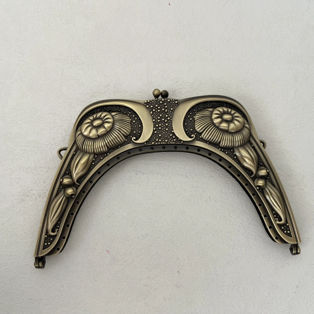 17cm Antique Purse Frame Bag Flower Clasp Kiss Lock Handcraft Accessory Supplies for Knitting Bag Cloth Sewing Needle Holes
17cm Antique Purse Frame Bag Flower Clasp Kiss Lock Handcraft Accessory Supplies for Knitting Bag Cloth Sewing Needle Holes