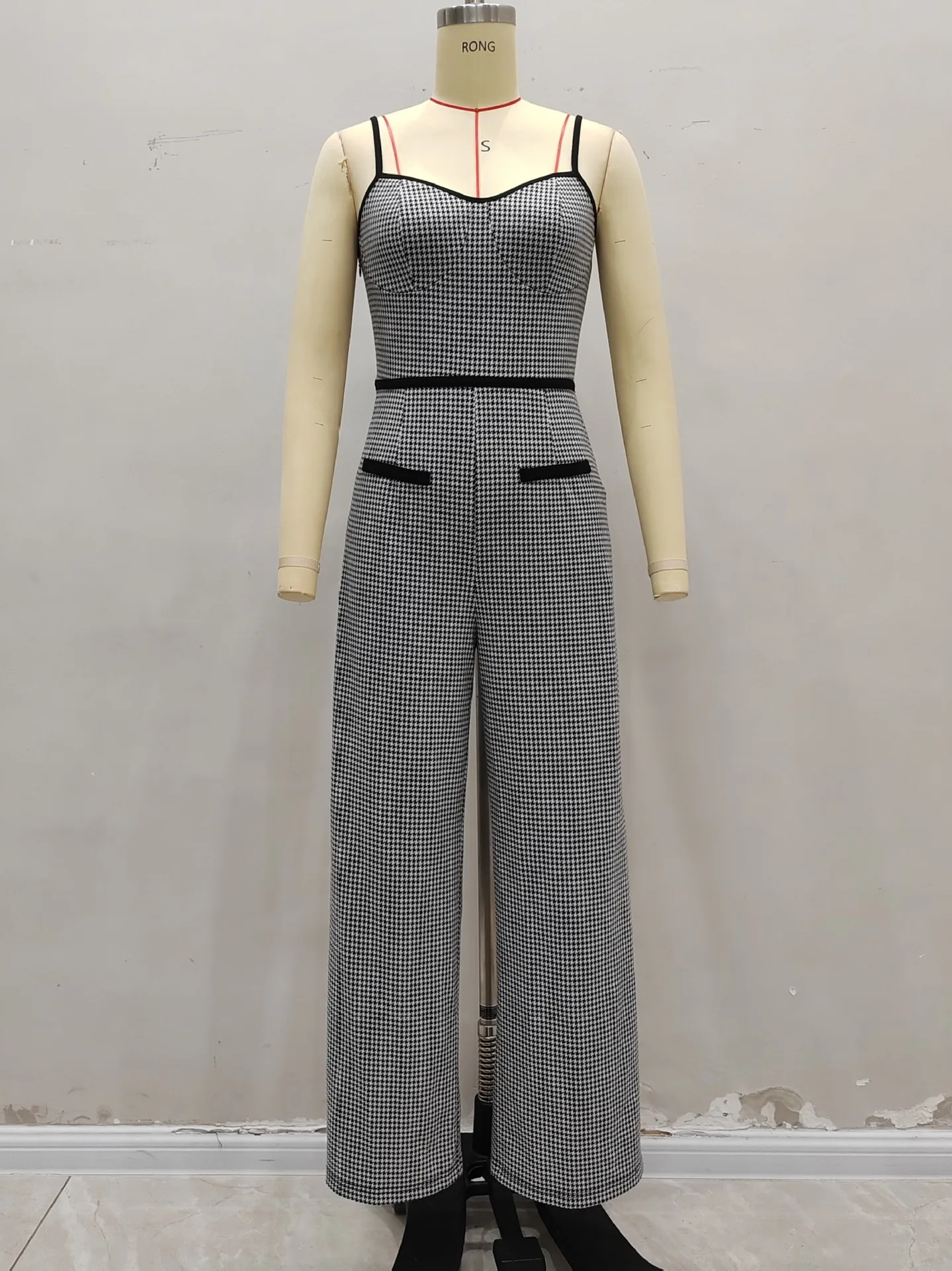 2026 New Casual Sexy Strap Fashion Jumpsuit Side Zipper Contrasting Color Elegant Commuting Layering Slim Fit Women's Jumpsuit
2026 New Casual Sexy Strap Fashion Jumpsuit Side Zipper Contrasting Color Elegant Commuting Layering Slim Fit Women's Jumpsuit