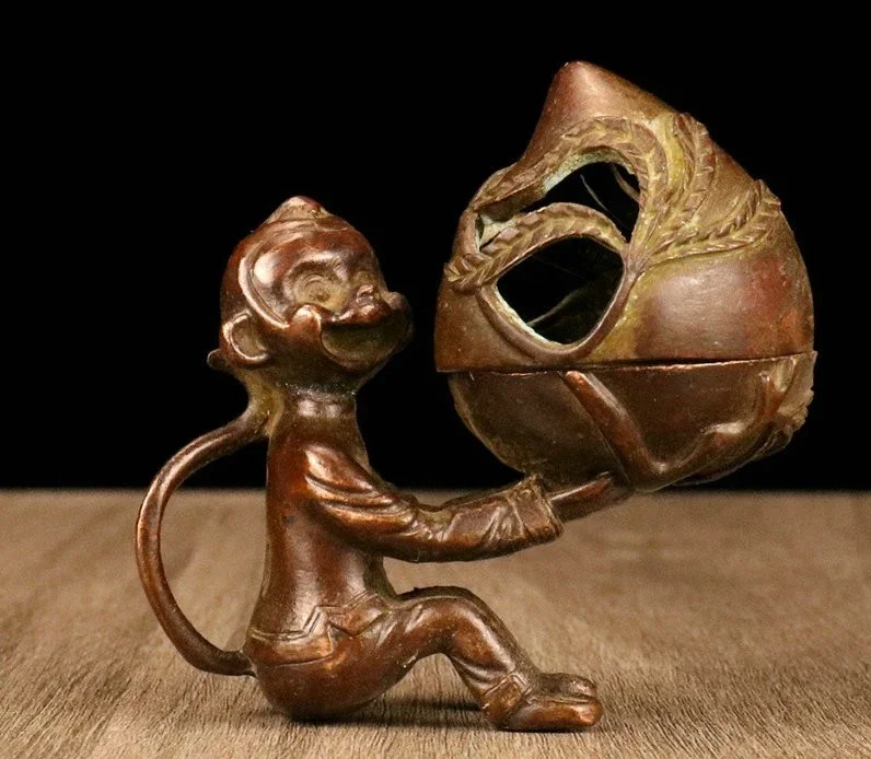 Antique Chinese Dynasty Bronze fengshui monkey peach Incense Burner Censer
Antique Chinese Dynasty Bronze fengshui monkey peach Incense Burner Censer