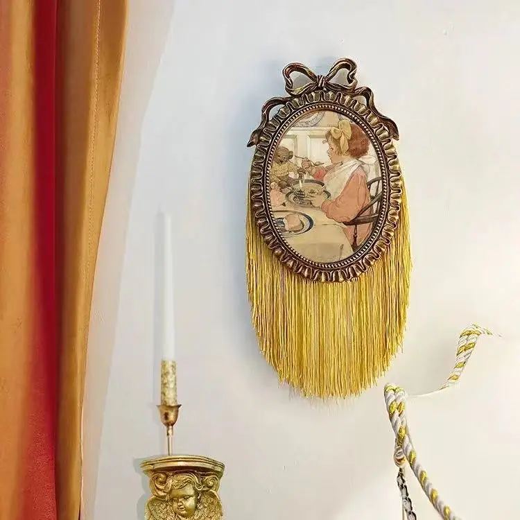 Декоративная рамка-подвеска в европейском ретро-стиле с золотой бахромой, для картин, в стиле дворцового декора, для украшения дома, ручная работа
Декоративная рамка-подвеска в европейском ретро-стиле с золотой бахромой, для картин, в стиле дворцового декора, для украшения дома, ручная работа