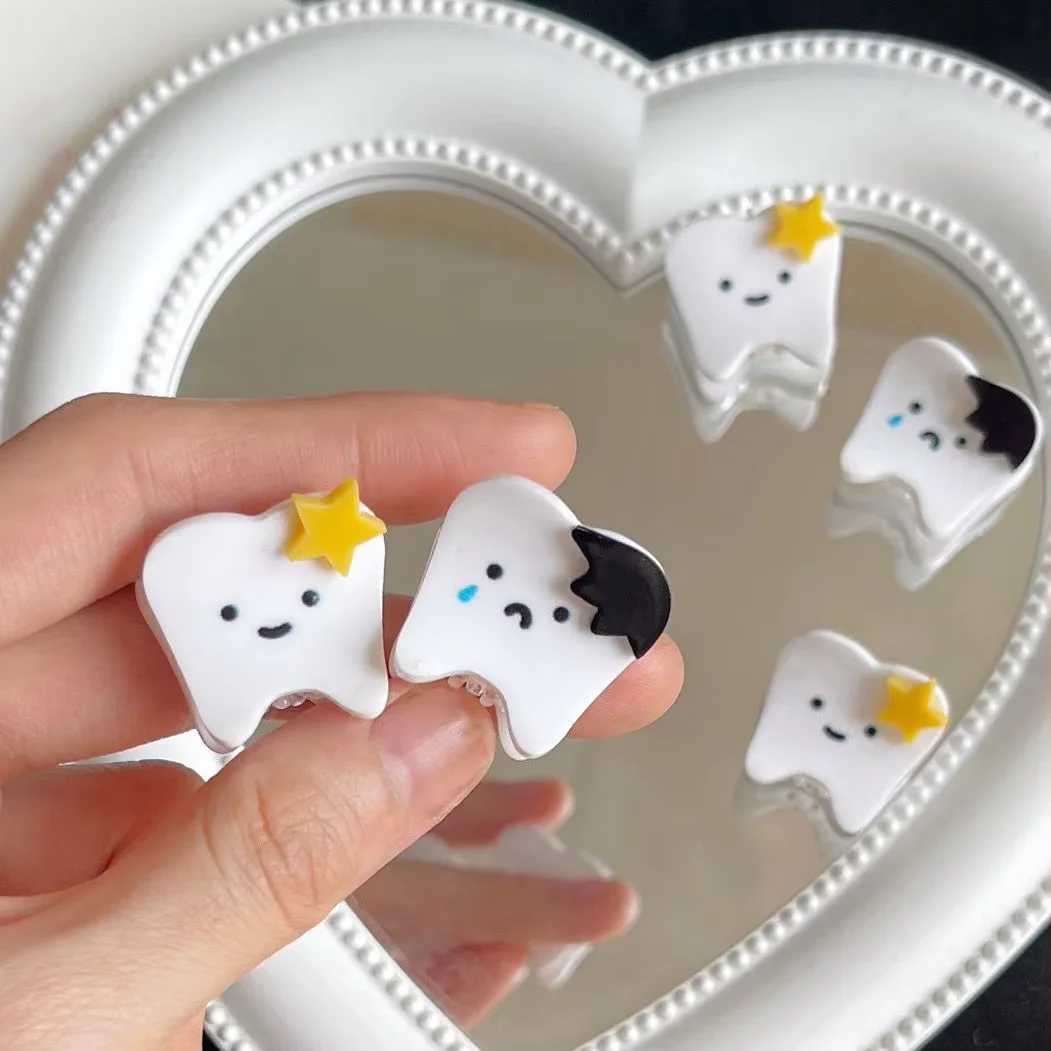 2 шт., милые заколки в форме зубов с героями мультфильмов, подарки для детей-стоматолога для девочек и женщин, головные уборы, аксессуары для головных уборов, милые мини-когти для волос
2 шт., милые заколки в форме зубов с героями мультфильмов, подарки для детей-стоматолога для девочек и женщин, головные уборы, аксессуары для головных уборов, милые мини-когти для волос