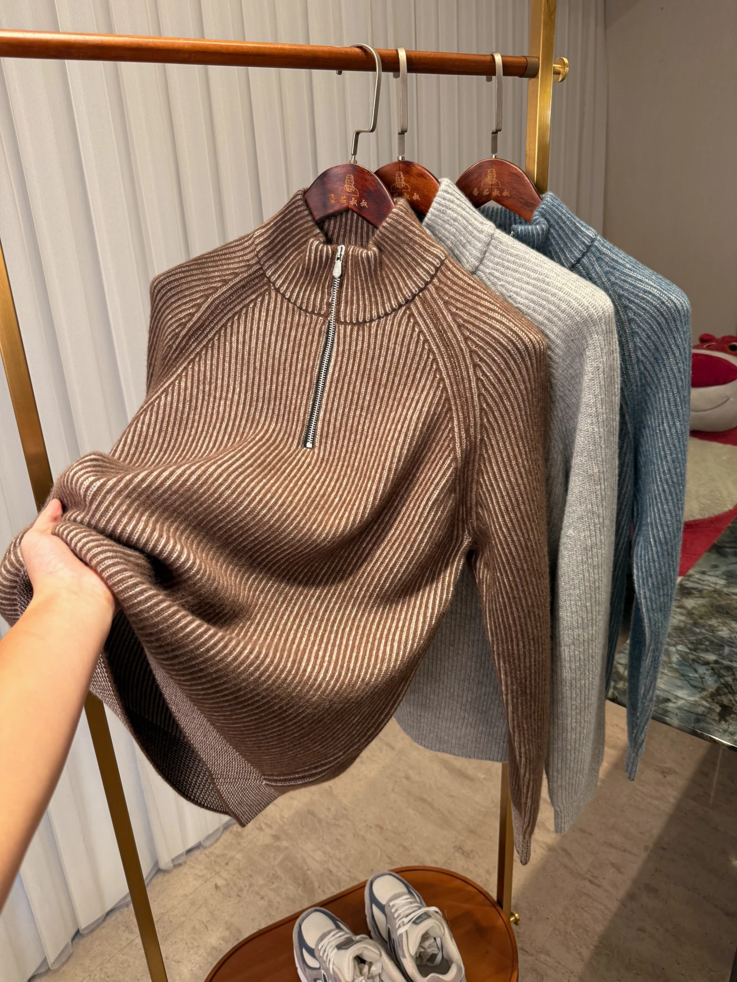 Итальянский мужской вязаный свитер из чистой шерсти, комфортный, мягкий, теплый, улучшенная версия, легкий шерстяной кардиган
Итальянский мужской вязаный свитер из чистой шерсти, комфортный, мягкий, теплый, улучшенная версия, легкий шерстяной кардиган