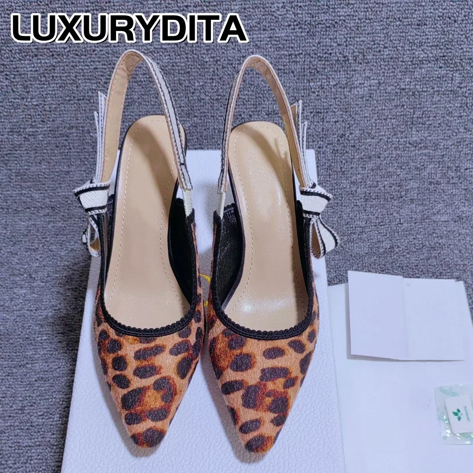 Top Quality Luxury Womens Sandal Casual Lace Flat Fashion Embroidered Muller Shoes Designer Silk Leather Soled High Heel 0523
Top Quality Luxury Womens Sandal Casual Lace Flat Fashion Embroidered Muller Shoes Designer Silk Leather Soled High Heel 0523
