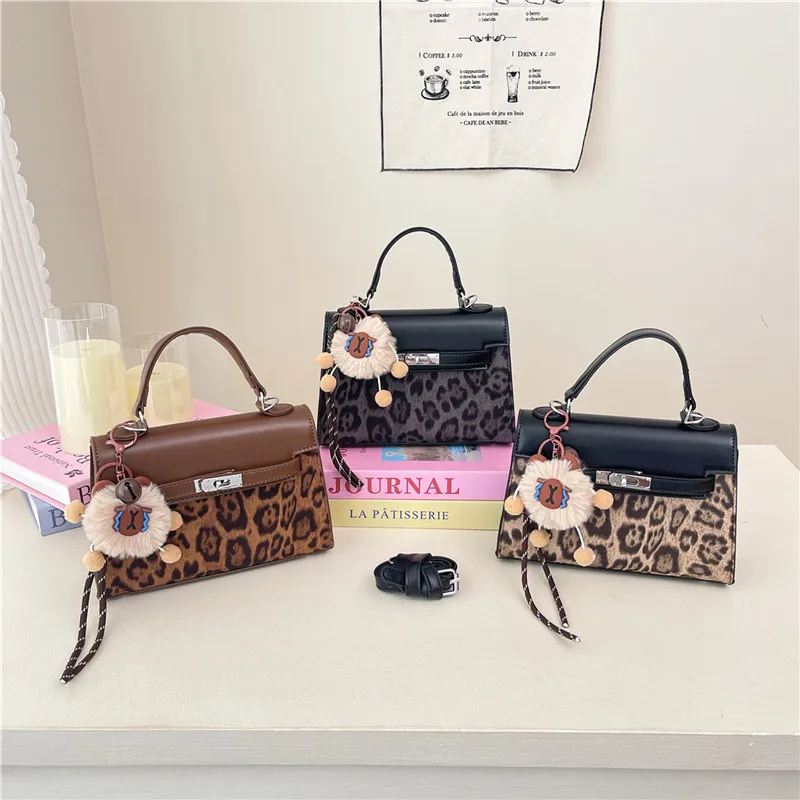 Leopard Print Handbag Women's New Light Luxury High-end Small Square Bag Commuter Messenger Bag
Leopard Print Handbag Women's New Light Luxury High-end Small Square Bag Commuter Messenger Bag